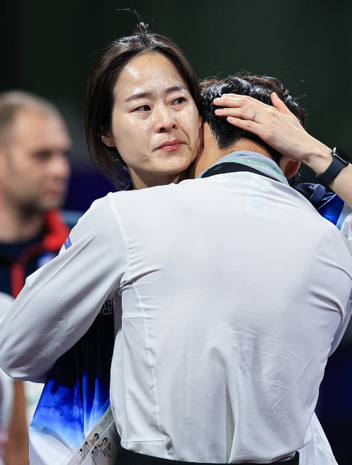 专家：曼联双红会惨败应归咎于裁判 他两次阻碍曼联进攻还导致了前两个丢球