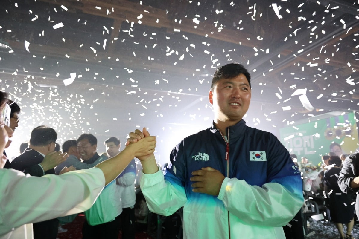 明日独行侠VS掘金伤病报告：东契奇、莱夫利、华盛顿、克勒贝尔均出战成疑