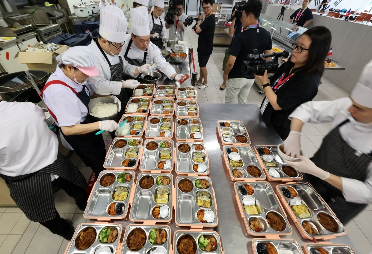 状态真好啊！格列兹曼头球破门，马竞2-0布拉迪斯拉发