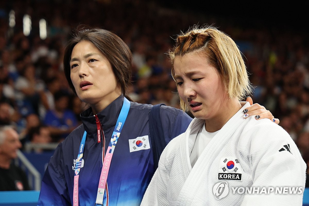 “侠”路相逢 “勇”者归来！克莱重返湾区 独行侠VS勇士谁能拿下NBA杯首胜？