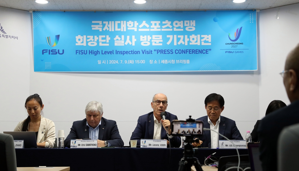 奥纳纳出击时被安东尼奥撞到头部 稍作治疗后继续比赛