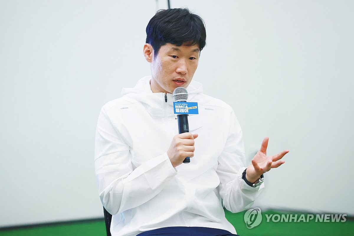 NBA也有球迷冲场！森林狼场边一位女球迷兴奋地冲至场内庆祝被保安按下