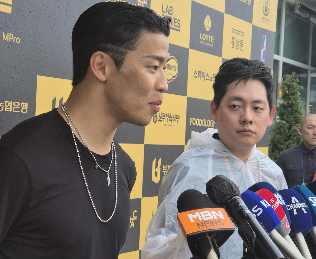 季前赛也有冲突！霍兰面对面切球 达米恩-李将霍兰抱摔放倒在地