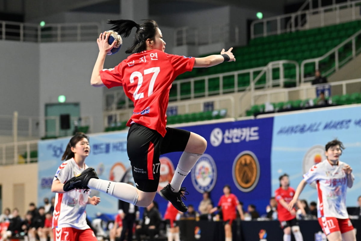奥格斯堡vs门兴格拉德巴赫全场数据：射门数15-11，射正数5-4