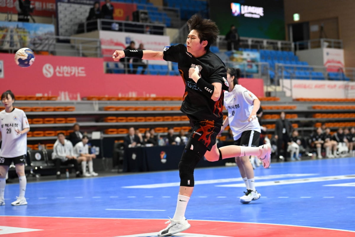 Woj：TJ-麦康纳以4年4500万合约提前续约步行者
