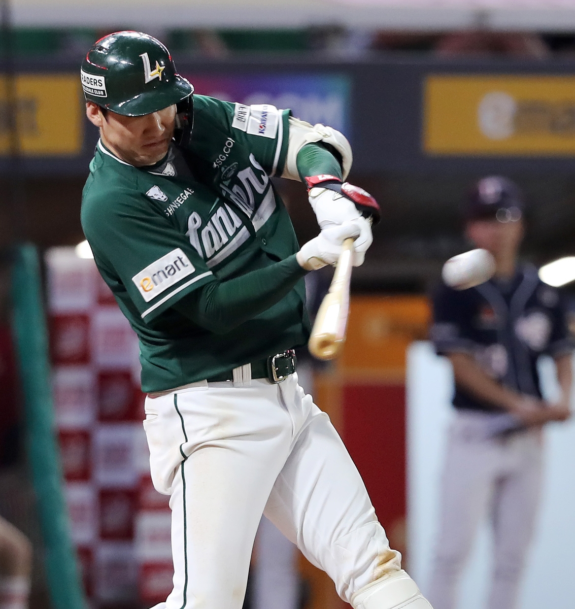 领奖！维尼修斯获评马卡报2023/24赛季最佳球员