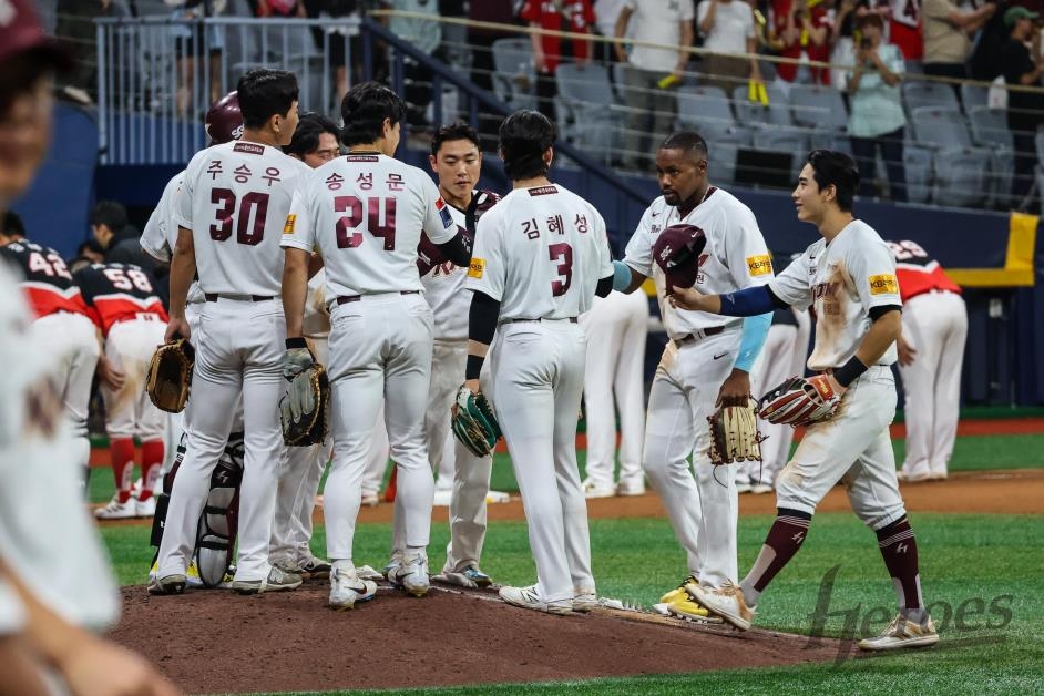 领奖！维尼修斯获评马卡报2023/24赛季最佳球员